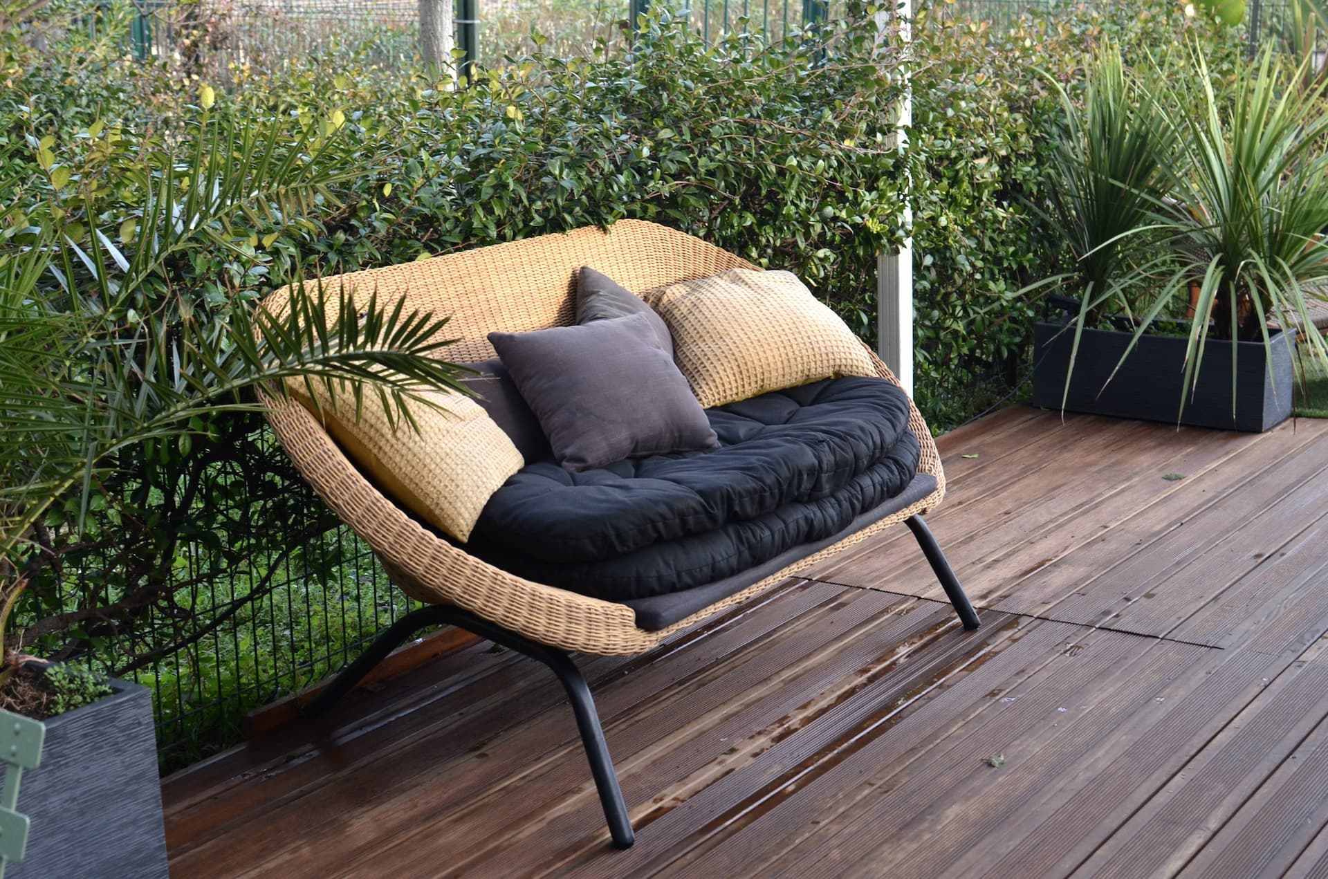 Terraza pequeña decorada con sillón de madera